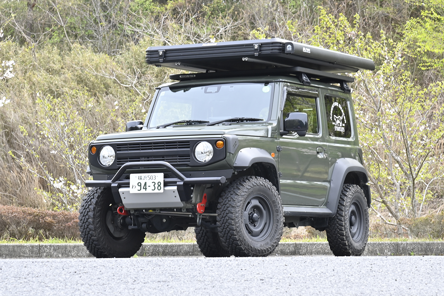 ルーフテントを装備したジムニーシエラ