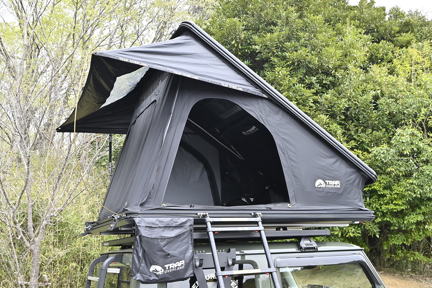 ルーフテントを装備したジムニーシエラ