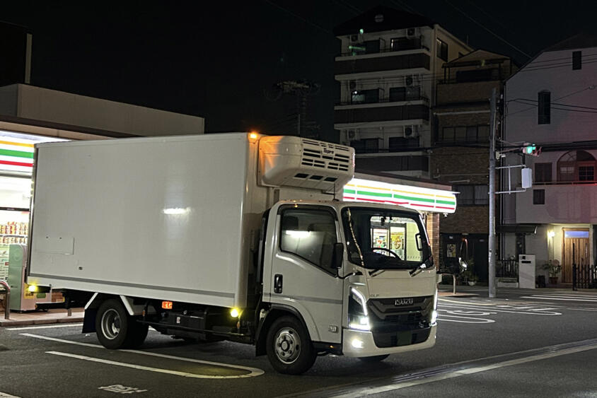 冷凍品も冷蔵品も同じトラックで配送……ってよく考えたらどうやってる？　コンビニ配送トラックの謎