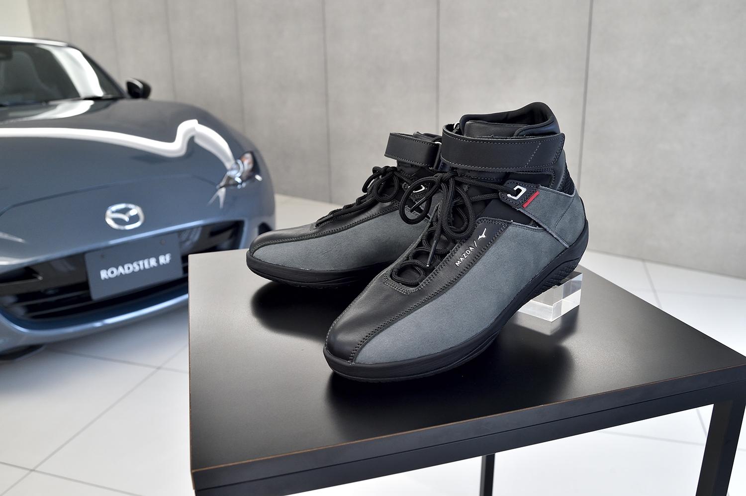 マツダ×ミズノのドライビングシューズ