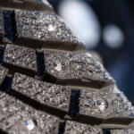 【画像】寒くなるとタイヤからスパイクが飛び出すってなんじゃそりゃ！　北欧のノキアンが「寒いとスパイク」「普段はスタッドレス」という凄いタイヤを開発していた 〜 画像6