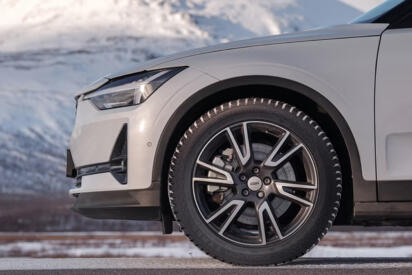 寒くなるとタイヤからスパイクが飛び出すってなんじゃそりゃ！　北欧のノキアンが「寒いとスパイク」「普段はスタッドレス」という凄いタイヤを開発していた