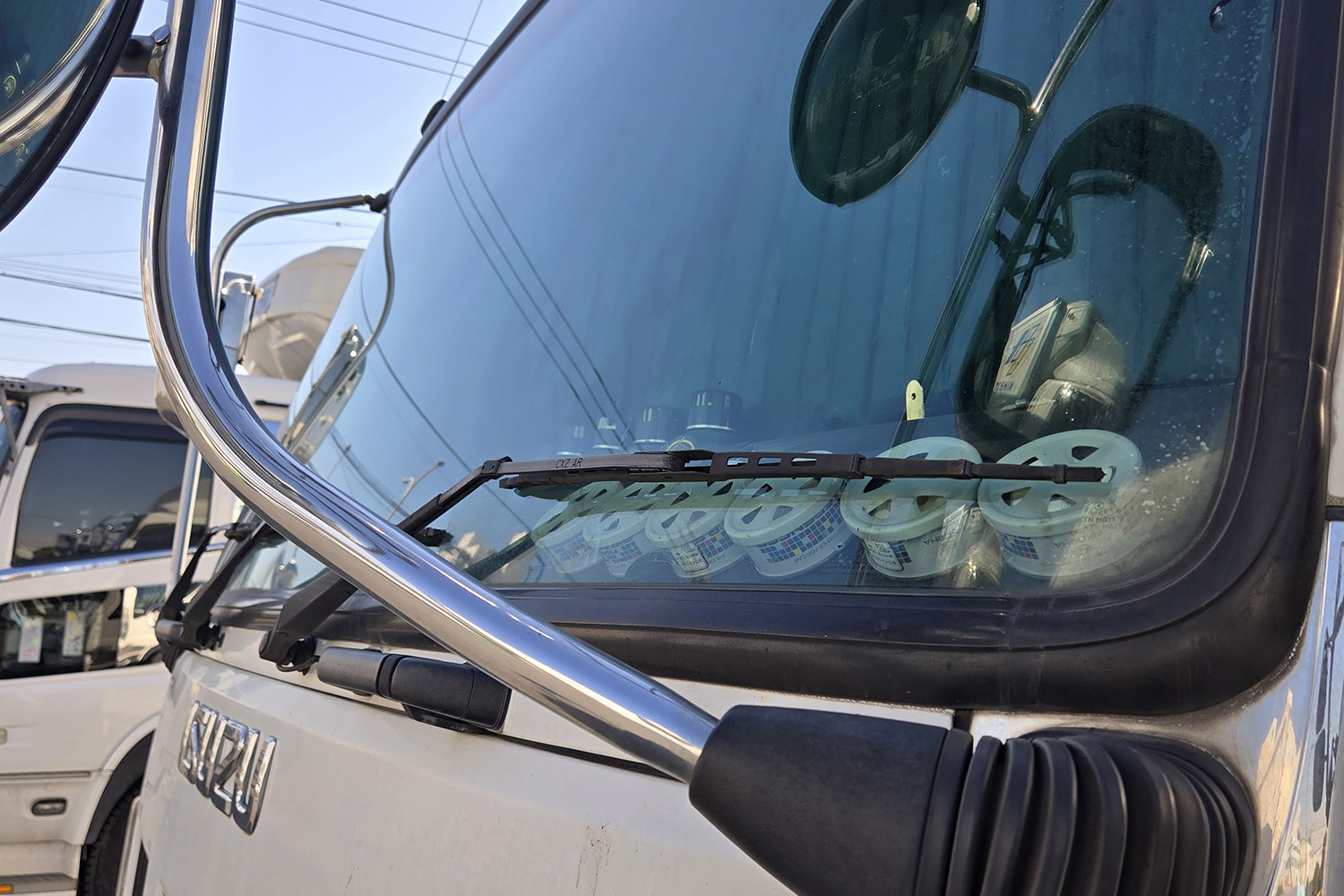 トラックのフロントガラスに物を置くイメージ