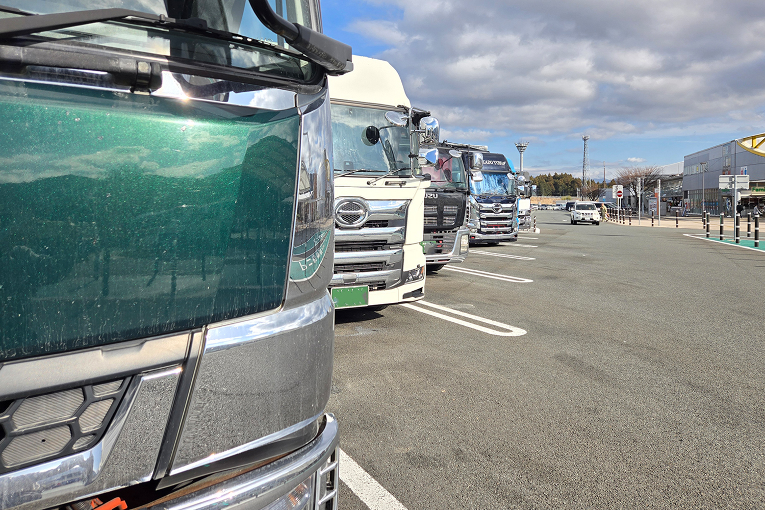 高速道路のSA／PAに止まってるトラックを観察してみた