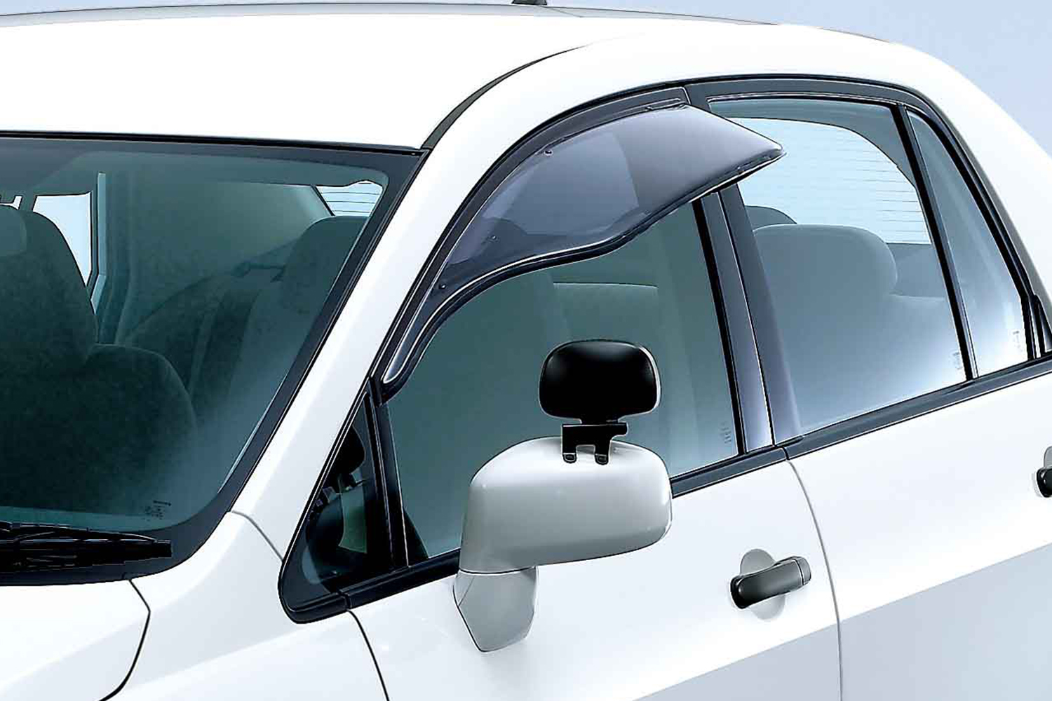 教習車のドアバイザーはどうしてあんなに巨大なのか元教官が暴露