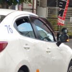 【画像】言われてみると普通じゃないデカさ！　教習車に「巨大なバイザー」が付けられているワケ 〜 画像2