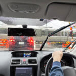 【画像】言われてみると普通じゃないデカさ！　教習車に「巨大なバイザー」が付けられているワケ 〜 画像4