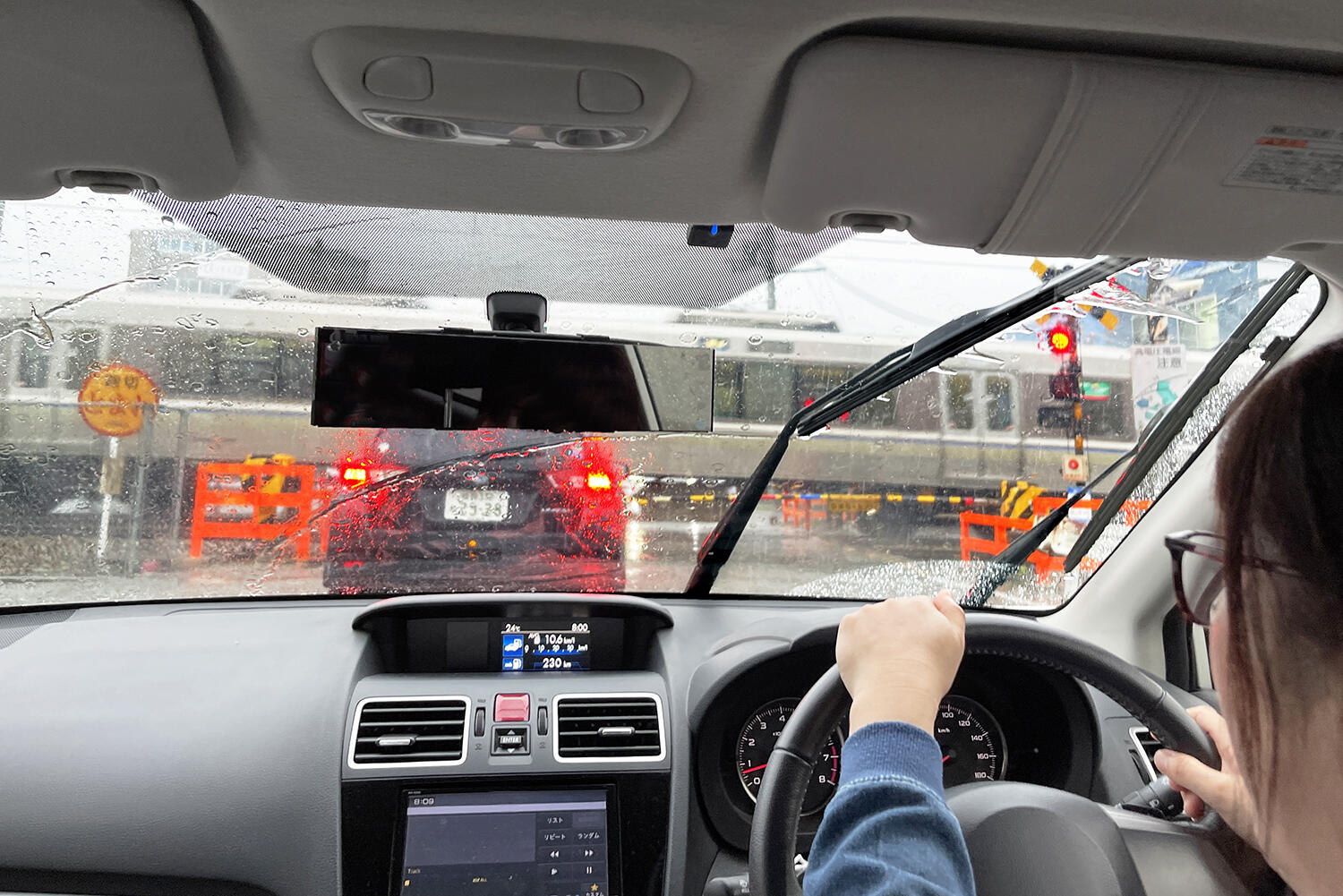 雨の日の踏切待ちのイメージ