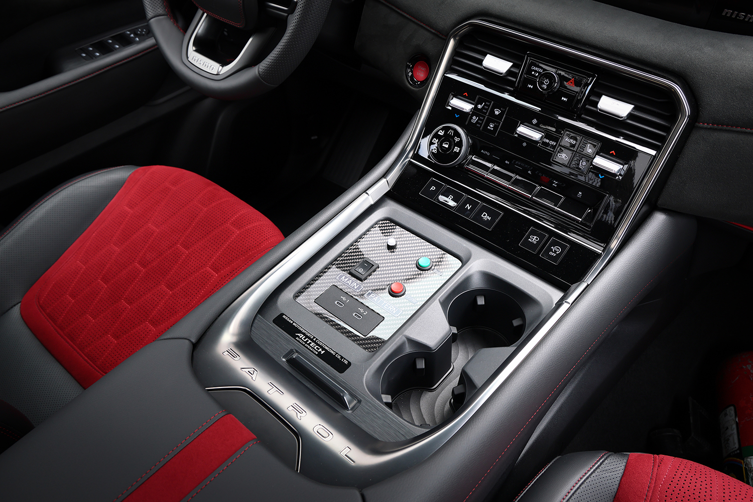 日産 パトロール NISMO（FRO仕様）のシフトコンソール