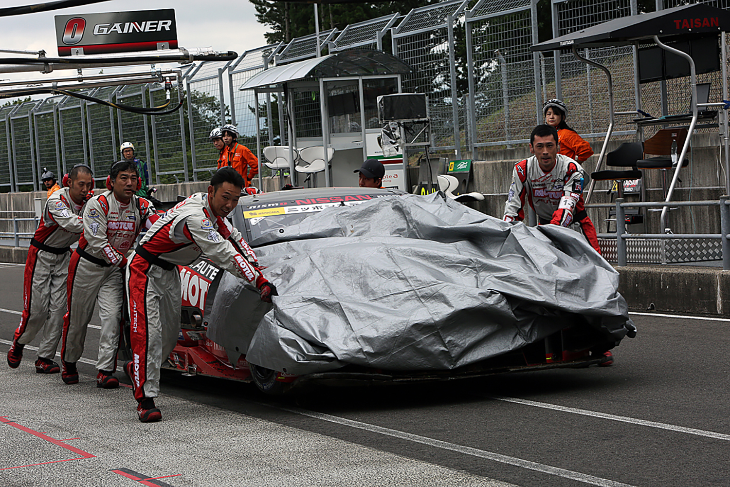 SUPER GTでクラッシュした車両のイメージ