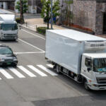 車間距離をとるのをナゼ嫌がる？　「命を守るなら停車中でさえ車間距離が必要です……」ベテラントラックドライバーの声に学ぶ