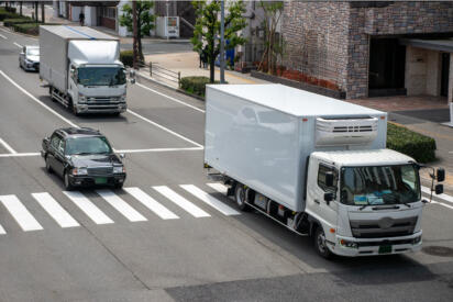 車間距離をとるのをナゼ嫌がる？　「命を守るなら停車中でさえ車間距離が必要です……」ベテラントラックドライバーの声に学ぶ