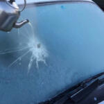 【画像】わかってると思うが「お湯かけ」厳禁！　早く出かけたいのにクルマの窓が凍っていたときの正解とは？ 〜 画像5