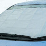 わかってると思うが「お湯かけ」厳禁！　早く出かけたいのにクルマの窓が凍っていたときの正解とは？