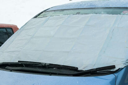 わかってると思うが「お湯かけ」厳禁！　早く出かけたいのにクルマの窓が凍っていたときの正解とは？