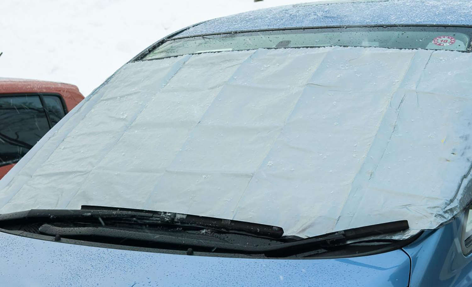 フロントウインドウの氷を速攻で除去する技とカー用品とは