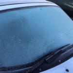 【画像】わかってると思うが「お湯かけ」厳禁！　早く出かけたいのにクルマの窓が凍っていたときの正解とは？ 〜 画像11