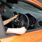 【画像】「上半身裸で運転」「腕を窓から出す」「ダッシュボードに足を載せる」ってこれぜんぶ罰金刑！　情熱の国スペインらしい交通ルール 〜 画像3