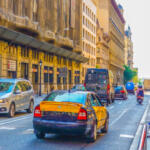 「上半身裸で運転」「腕を窓から出す」「ダッシュボードに足を載せる」ってこれぜんぶ罰金刑！　情熱の国スペインらしい交通ルール