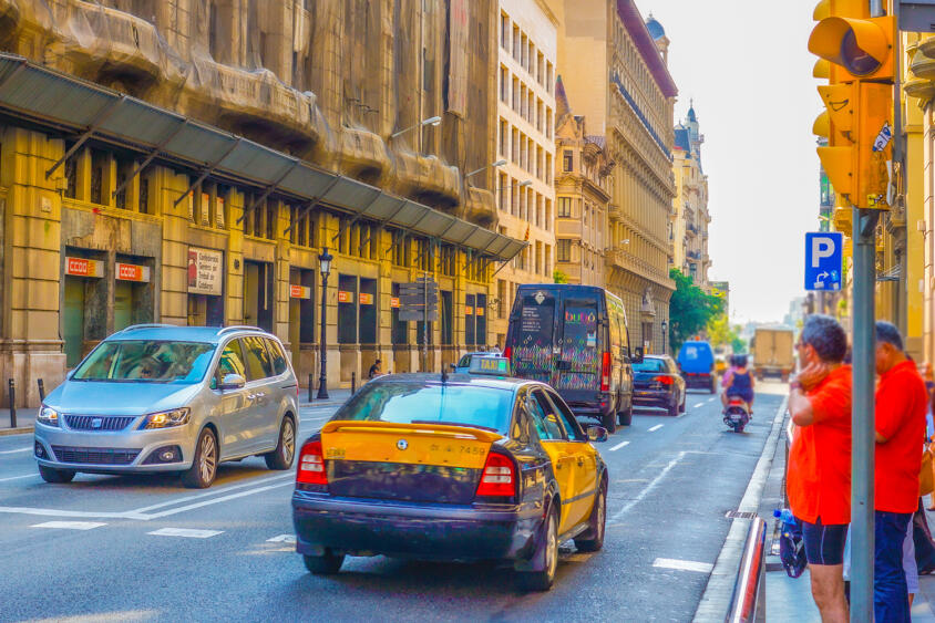 「上半身裸で運転」「腕を窓から出す」「ダッシュボードに足を載せる」ってこれぜんぶ罰金刑！　情熱の国スペインらしい交通ルール