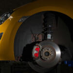 【画像】よくみりゃクルマによって違うじゃん！　ブレーキキャリパーの取り付け位置が前だったり後ろだったりするワケ 〜 画像1