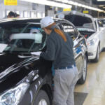 【画像】給料もよくて無料で寮に住めてクルマに詳しくなれる……期間従業員ってもしかして最高？　ただしマッチョになれるほど体力のいる仕事の可能性アリ 〜 画像1