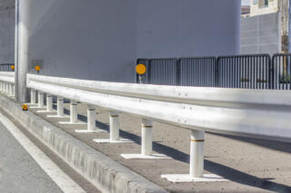 道路に存在する安全アイテムが持つ真の役割