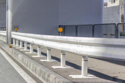 安全にクルマで走れているのは何気なく目にしている設備のおかげ！　道路に設置された数々のアイテムに敬礼!!