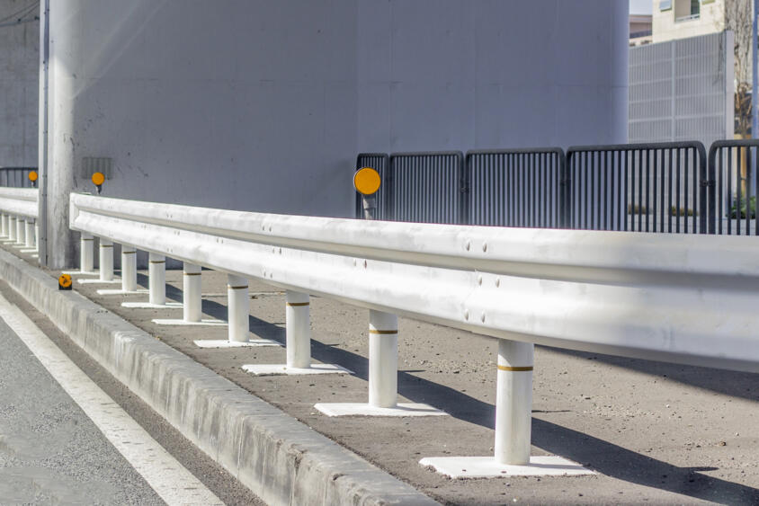 安全にクルマで走れているのは何気なく目にしている設備のおかげ！　道路に設置された数々のアイテムに敬礼!!