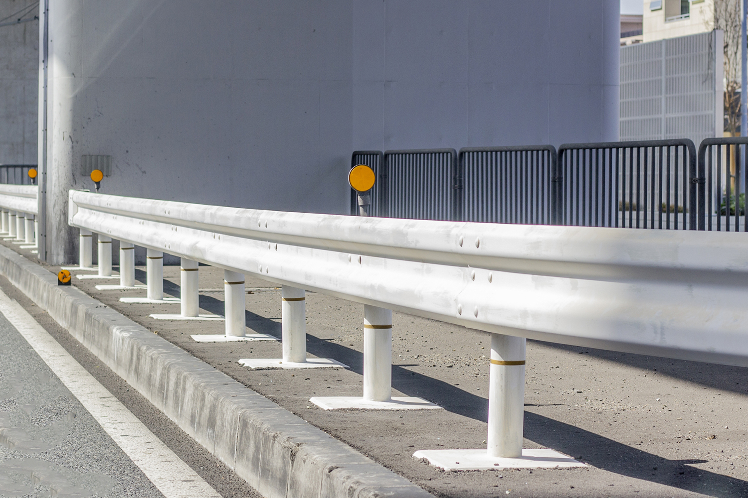 道路に存在する安全アイテムが持つ真の役割