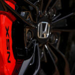 よくみりゃクルマによって違うじゃん！　ブレーキキャリパーの取り付け位置が前だったり後ろだったりするワケ