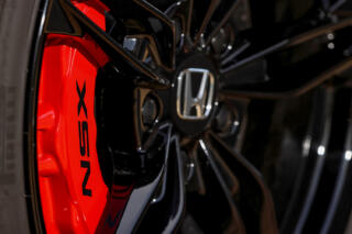 ブレーキキャリパーの取り付け位置が前側と後ろ側に分かれている理由とは