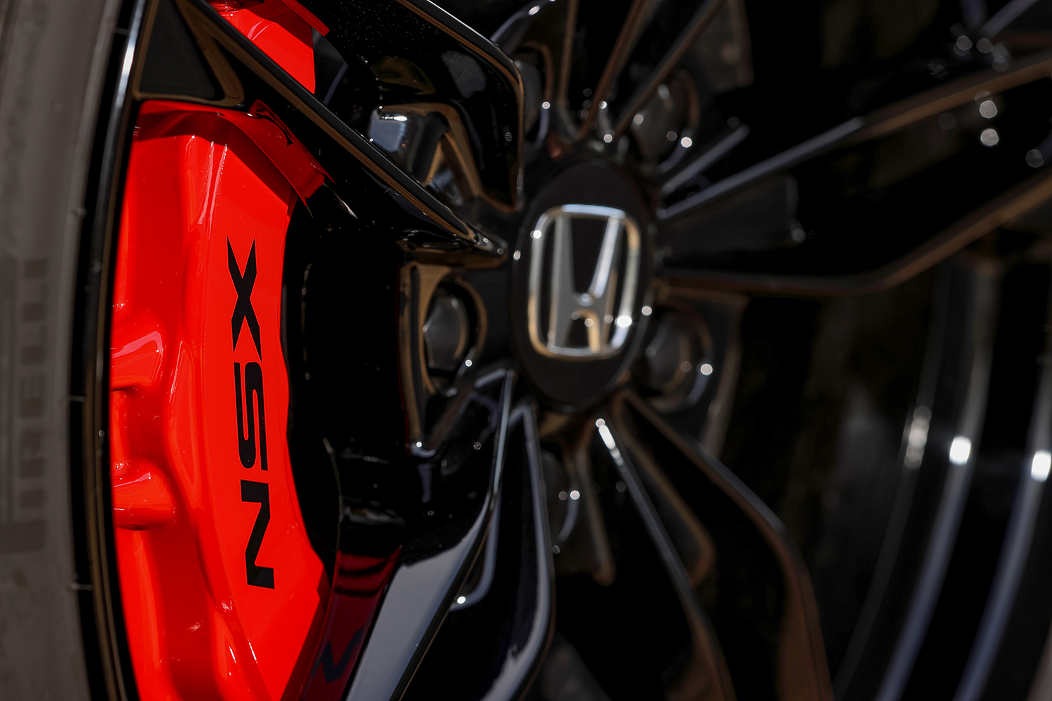 ブレーキキャリパーの取り付け位置が前側と後ろ側に分かれている理由とは