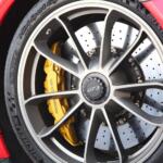 【画像】よくみりゃクルマによって違うじゃん！　ブレーキキャリパーの取り付け位置が前だったり後ろだったりするワケ 〜 画像2