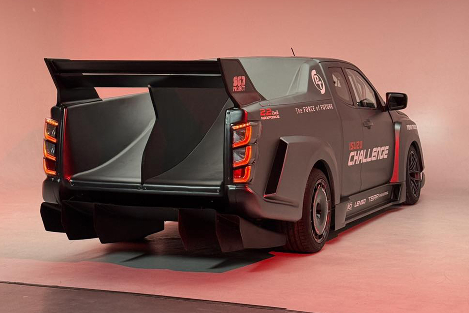 いすゞのピックアップトラック「D-MAX」をベースにしたワンメイク車両がぶっ飛びすぎていた 〜 画像1