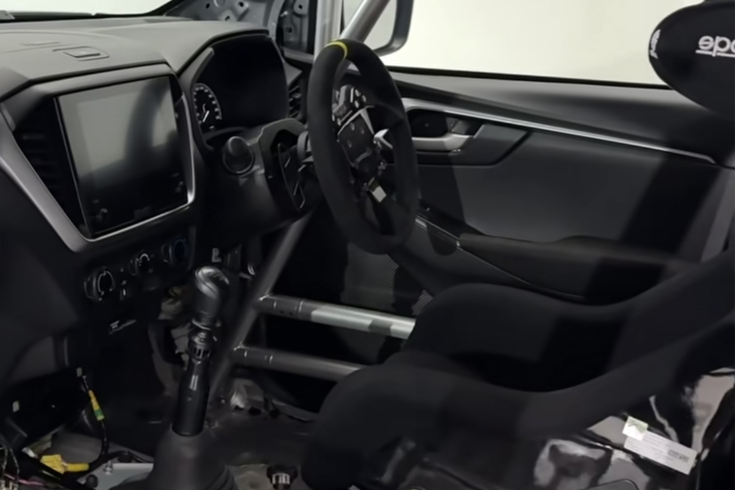 いすゞのピックアップトラック「D-MAX」をベースにしたワンメイク車両がぶっ飛びすぎていた 〜 画像2