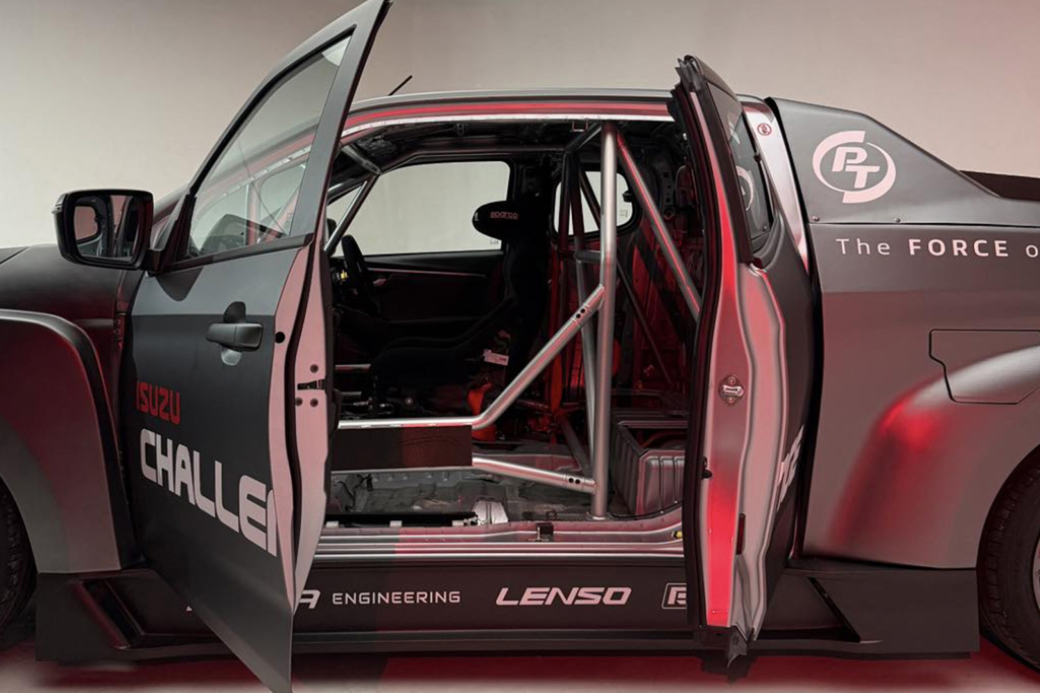 Isuzu Challenge Thailand 2026用のD-MAXの車内