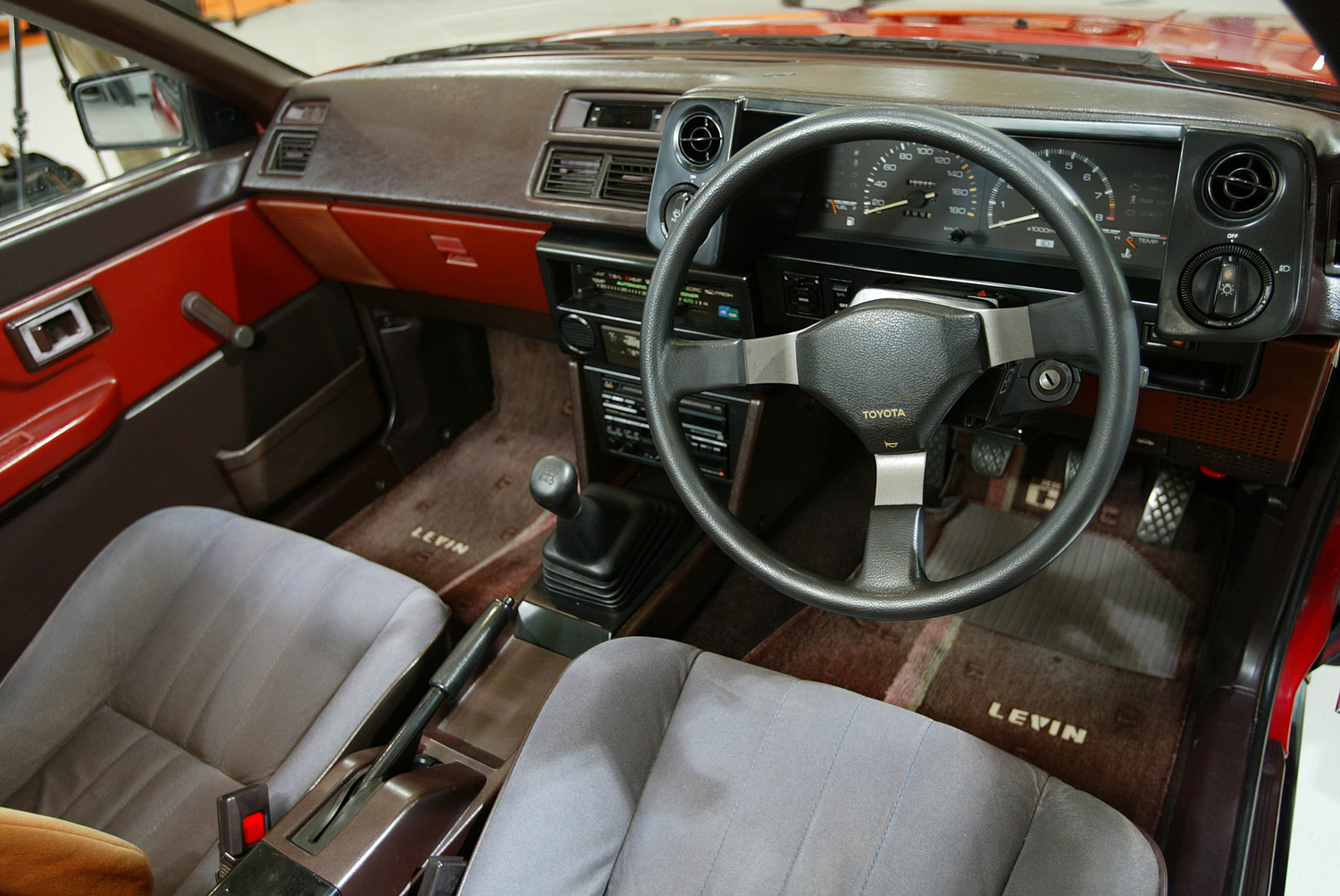 トヨタ・スプリンタートレノ（AE86）の車内