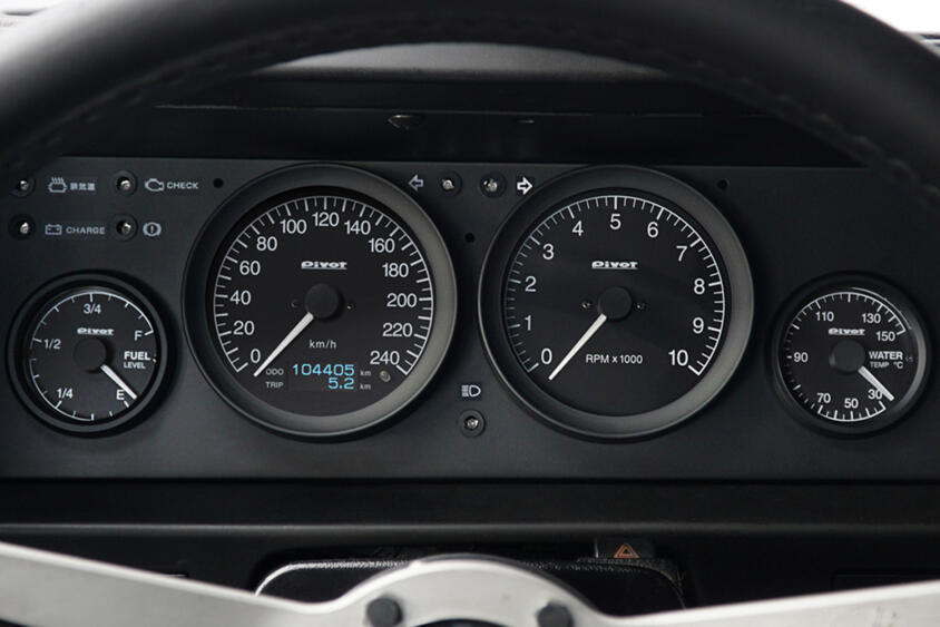 メーターパネルごと交換……しかもポン付けできるってハチロクオーナーにはちょっとした事件!?　Pivotが発表したメーターキットに歓喜の渦