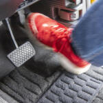 若者も「そんなこと普通ないでしょ」と思わずに読んでほしい！　元教習所教官が語る「ペダルの踏み間違い事故」の起こる要因