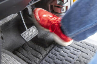 ペダルの踏み間違い事故はなぜ起きるのか教習所の元教官が解説