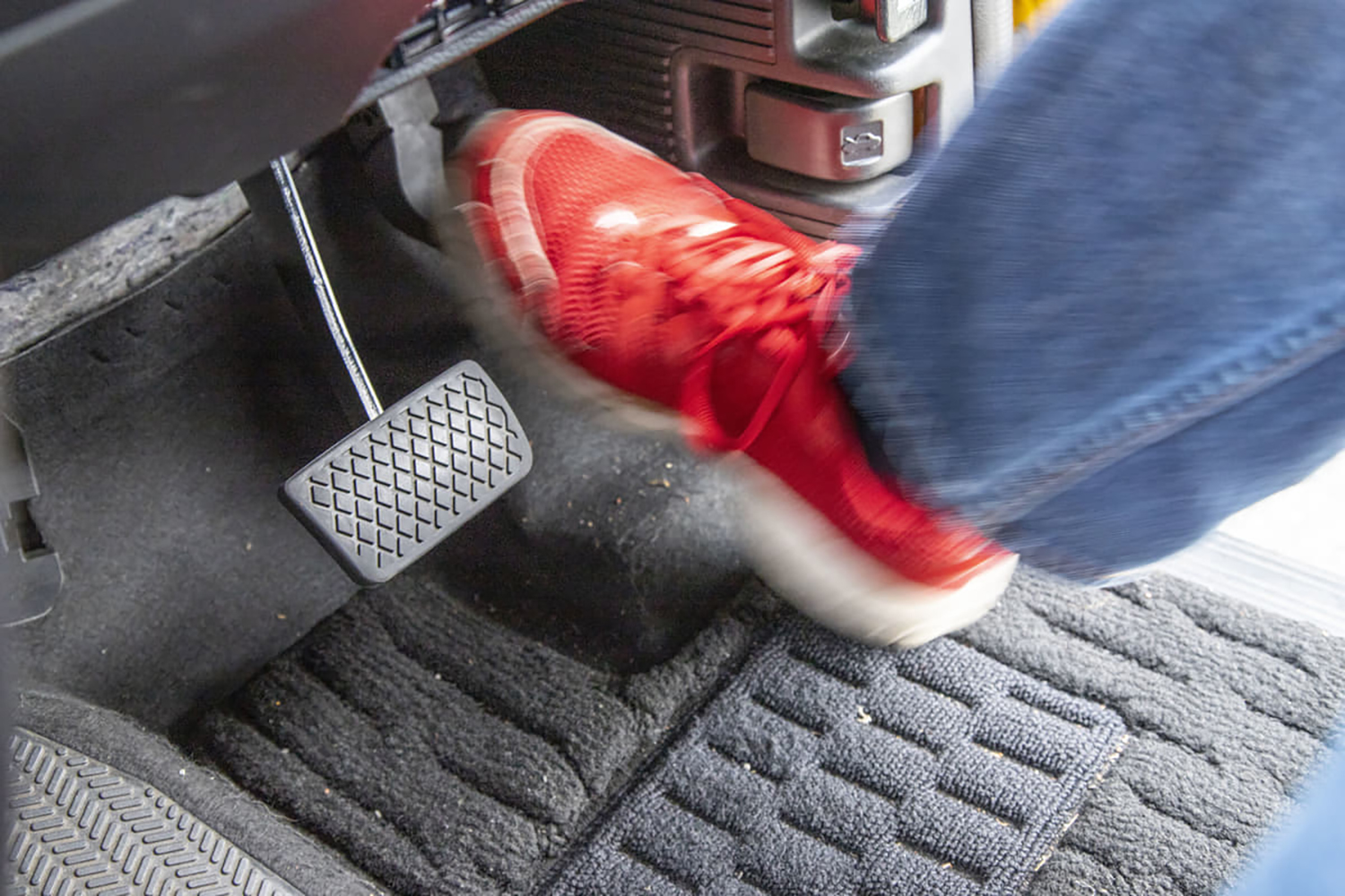 ペダルの踏み間違い事故はなぜ起きるのか教習所の元教官が解説