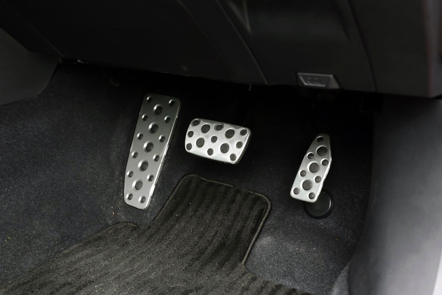 AT車のペダル配置