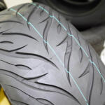 【画像】黒いゴムを成形しただけじゃない！　じつは複雑なクルマ用タイヤの中身 〜 画像1