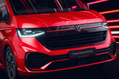 「赤いライン」が入るってことは商用バンのGTIか!?　VW「トランスポーター・スポーツライン」の正体とは