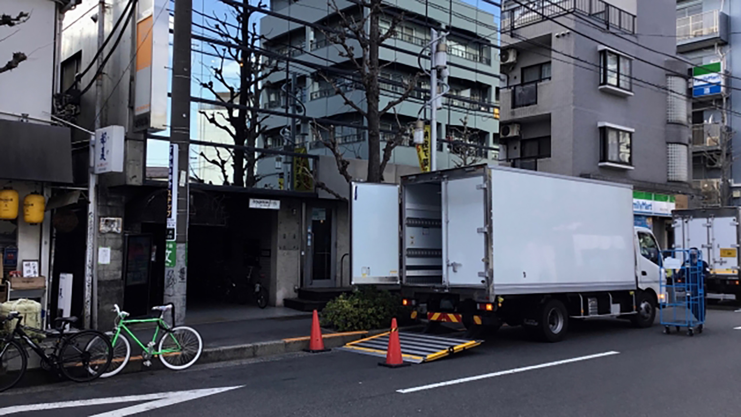 コンビニに納品をするトラック