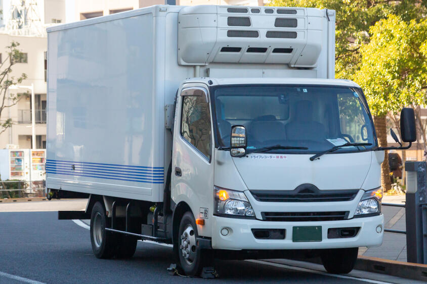 「あんなのプロのトラック乗りじゃない」　コンビニ配送トラックを「トラック野郎」たちが認めないワケ