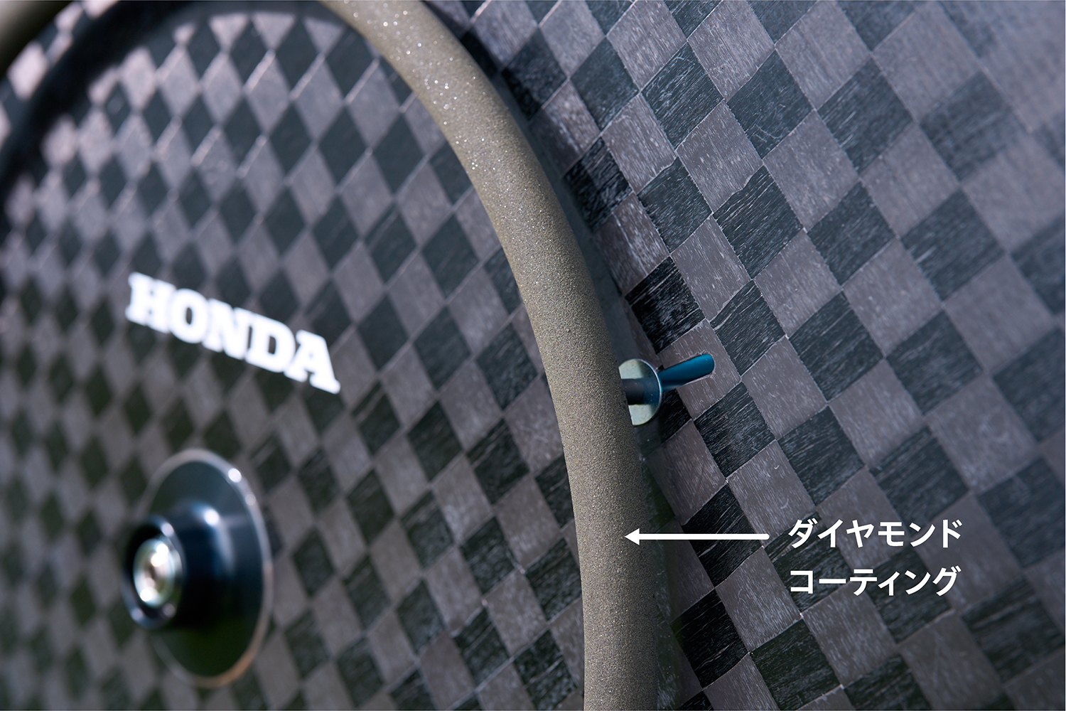 ホンダの陸上競技用車いすレーサー「翔＜KAKERU＞」のハンドリム