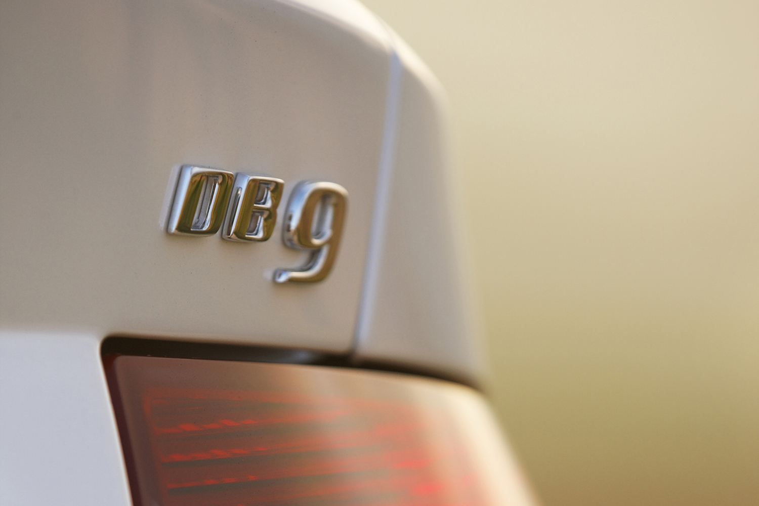 「DB9」はレースでも活躍した美しきＧＴだった【21世紀スーパーカーFILE #020】 〜 画像1