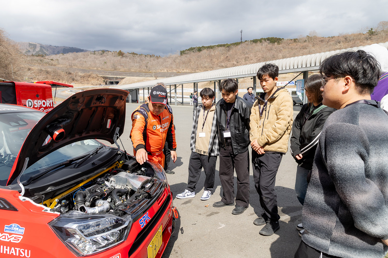 「フューチャーメカニックエクスペリエンス in 富士スピードウェイ」をサポートするプロドライバーによるレクチャー